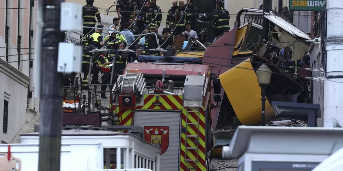 Al menos 15 muertos y 18 heridos al descarrilar un funicular turístico del núcleo de Lisboa