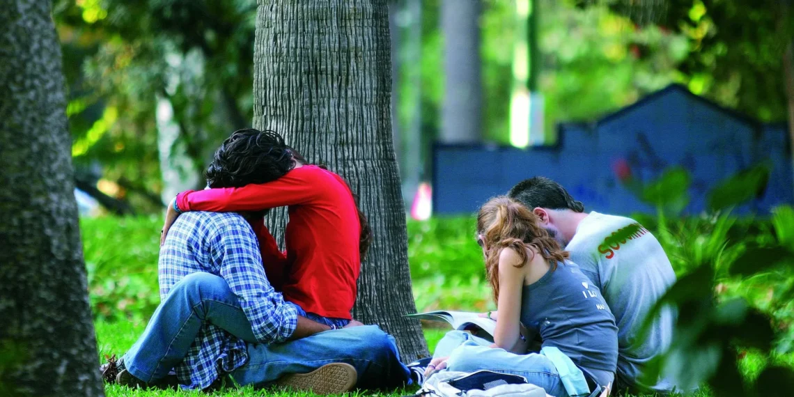 Un estudio apunta que cotillear en pareja puede fortalecer la relación