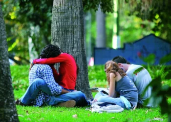 Un estudio apunta que cotillear en pareja puede fortalecer la relación