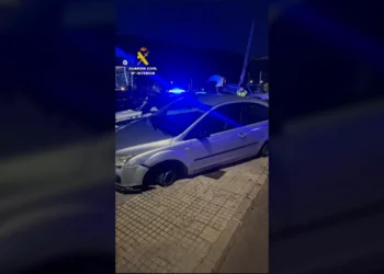 Una mujer ebria circula sin dos de las ruedas de su vehículo durante 14 kilómetros tras aquejar un reventón