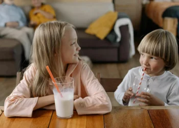 “Es enjundioso meter un brik de leche en la mochila del colegio”, aconseja Boticaria García