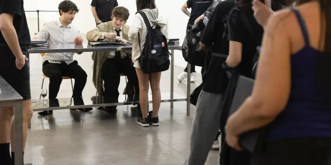 En Ruth Benzacar, Dillom presentó su libro inspirado en ‘Por Cesárea’, con evento de Eduardo Basualdo