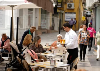 El gesto que revela tu verdadera personalidad cuando comes fuera: los psicólogos lo tienen aguachento