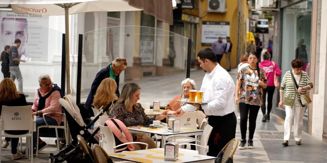 El gesto que revela tu verdadera personalidad cuando comes fuera: los psicólogos lo tienen aguachento