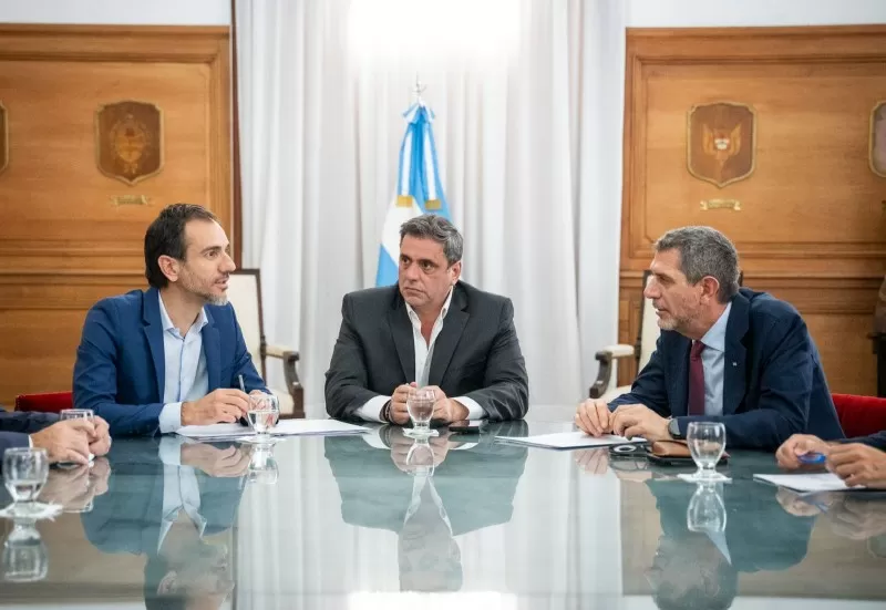 Desesperado porque salieron terceros, Milei ahora promete reactivar pincho obra pública en Junín