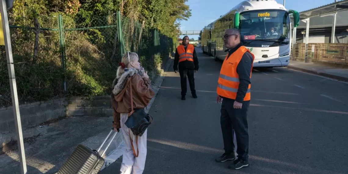 El corte de la R3 supera la prueba del primer día con un servicio de ómnibus sobredimensionado