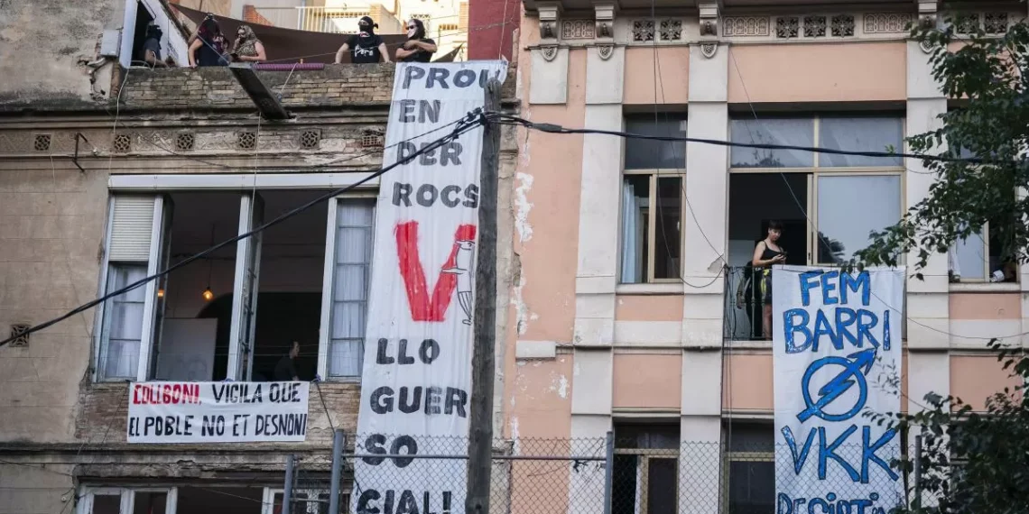 Barcelona trabaja en el socorro de 32 fincas municipales ocupadas, 10 más que en el 2024