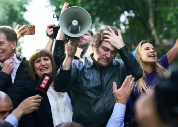Enojado porque amenazan correrlo, Pareja le vació el argumento a Milei en Tres de Febrero