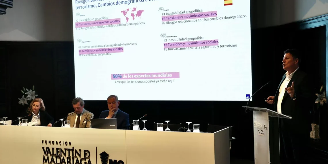 Los españoles culpan de la división social a la política y la ideología