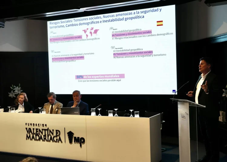 Los españoles culpan de la división social a la política y la ideología