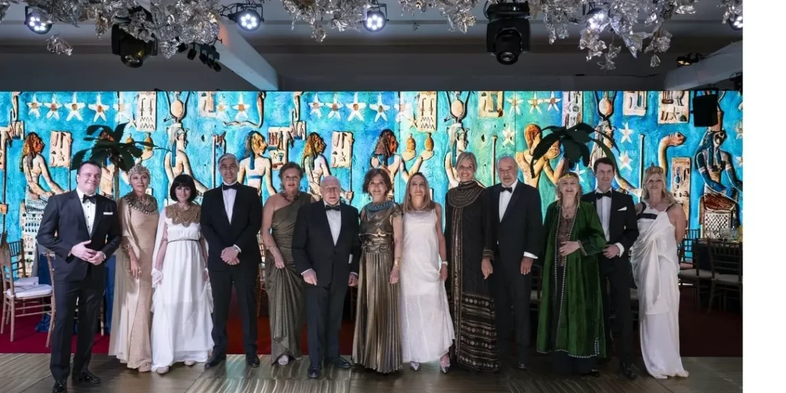 Amigos del Bellas Artes recaudan 170 mil dólares en una gala inspirada en el Antiguo Egipto. Roemmers prometió una gran donación para unir el local