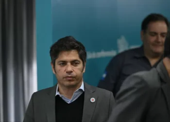 Kicillof aún no consigue los votos para tomar deuda y la oposición exige un peana fijo para municipios