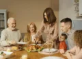 Cómo señalar límites sanos con tu suegra (y que tu pareja no se sienta en medio)