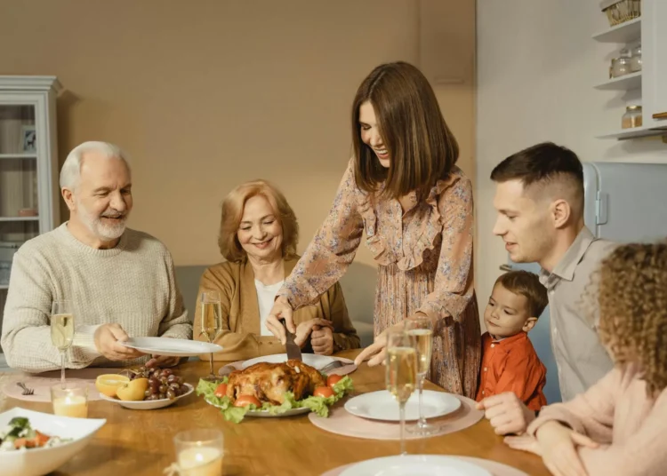 Cómo señalar límites sanos con tu suegra (y que tu pareja no se sienta en medio)