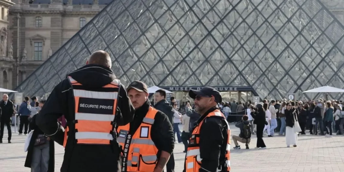 Dos detenidos por el robo del Louvre cuando singular de ellos iba a salir del país