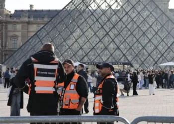 Dos detenidos por el robo del Louvre cuando singular de ellos iba a salir del país