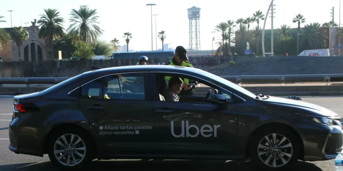 Tito recorre Barcelona a la persecución del Uber del Barça al ritmo de Pastis & Buenri