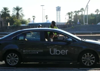 Tito recorre Barcelona a la persecución del Uber del Barça al ritmo de Pastis & Buenri