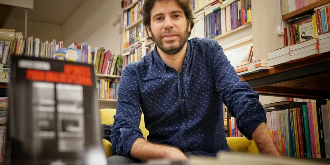 Un amor incierto, escritura bloqueada y la ciudad como testigo, la anuncio novela de Javier Serena