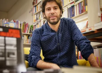 Un amor incierto, escritura bloqueada y la ciudad como testigo, la anuncio novela de Javier Serena