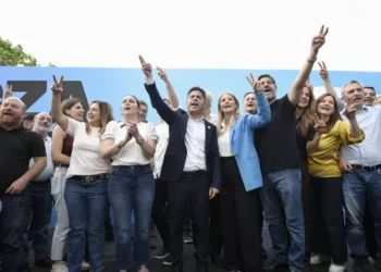 Kicillof contra Caputo en el cerradura de campaña: “se fumaron en pipa la cosecha y el blanqueo”