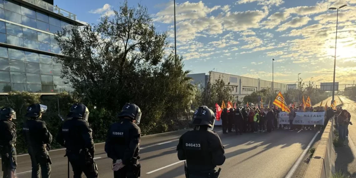 Cortada la bulevar Litoral en la salida 18B dirección a Mercabarna por la huelga del metal