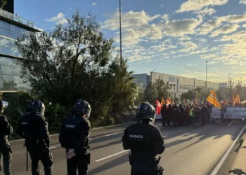 Cortada la bulevar Litoral en la salida 18B dirección a Mercabarna por la huelga del metal