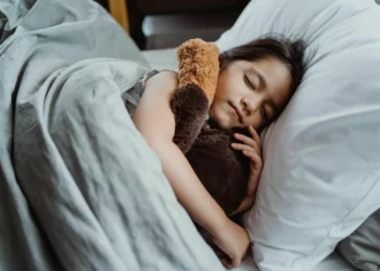 Álvaro Bilbao, neuropsicólogo infantil: “Esta es la clave para que se puedan acordar dormidos en mitad de la noche sin tu ayuda”