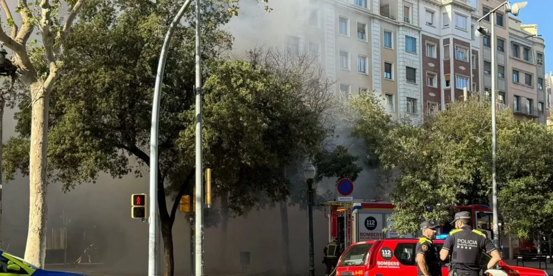 Un autobús turístico se incendia en pleno centro de Barcelona