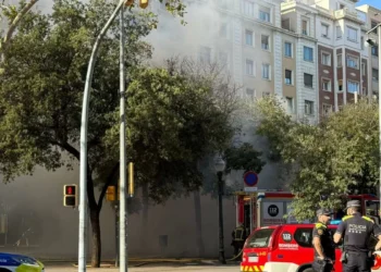 Un autobús turístico se incendia en pleno centro de Barcelona