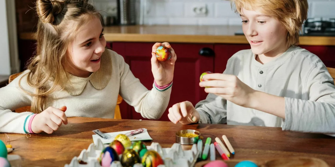 Ser el hijo menor: cómo te condiciona psicológicamente asumir siempre el papel de afable en la familia