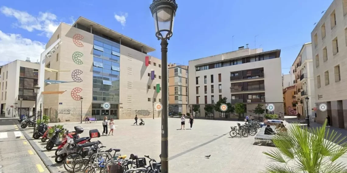 Un indigente matojo a otro con un paraguas tras discutir por el portal donde querían dormir