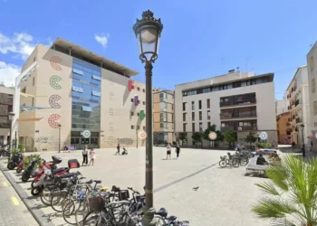 Un indigente matojo a otro con un paraguas tras discutir por el portal donde querían dormir