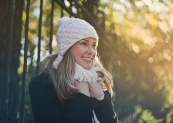 “La exposición continúa al viento incrementa la irritación y puede gestar enrojecimiento persistente”, explica un óptico-optometrista