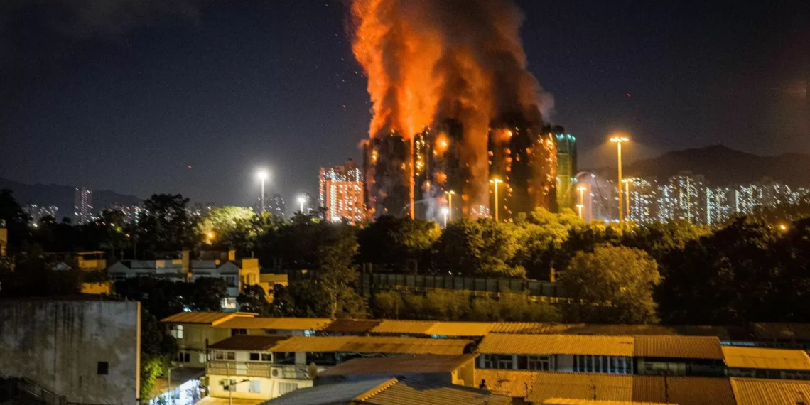 El espectacular incendio de varios bloques de viviendas en Hong Kong: hay al aparte 36 muertos