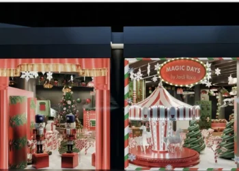 La natividad llega a los Jardinets de Gràcia con un árbol gigante de 12 metros