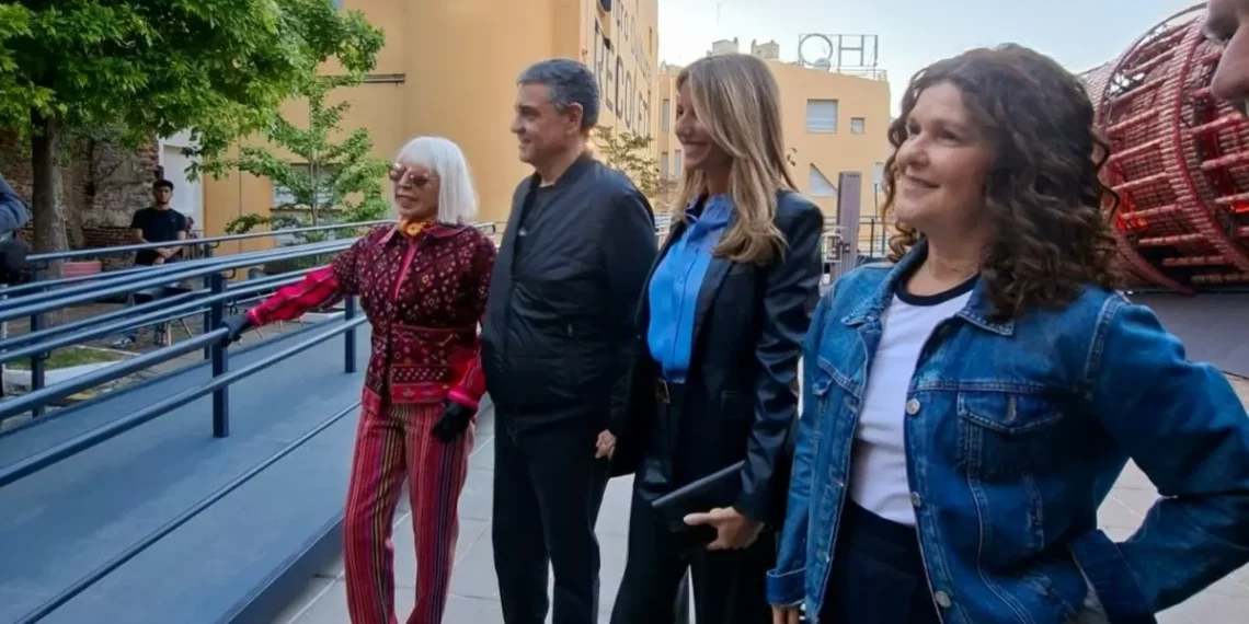 Marta Minujin rompió récord en el Recoleta con su Torre de Pisa de Spaghettis