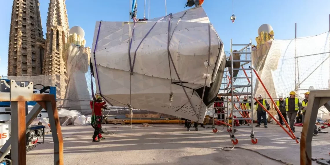 La Sagrada Família incorpora el primer brazo de la cruz