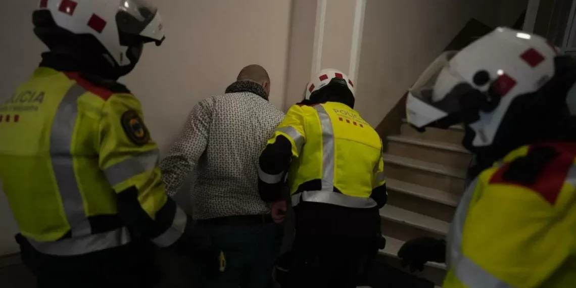 espina sargento de los Furas se enfrenta a un carterista pillado in fraganti en el autobús