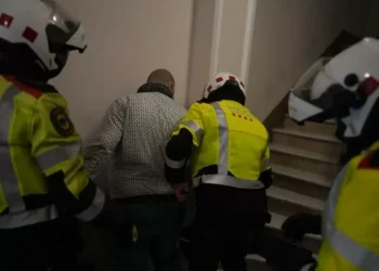 espina sargento de los Furas se enfrenta a un carterista pillado in fraganti en el autobús