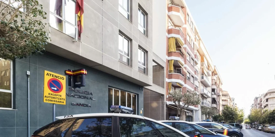 Dos detenidos en Gandía por dejarse llevar a un menor de 15 años en una comisaría “para ser tulelado”
