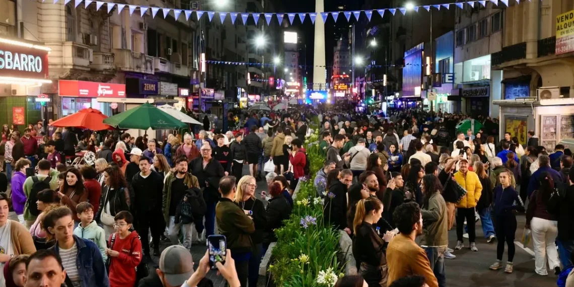 Explosión de lectores: La Noche de las Librerías llenó la pavimento Corrientes con más de 200 mil personas