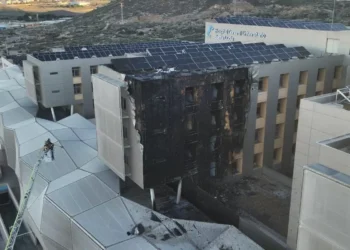 El hospital incendiado en Cartagena tiene portada ventilada como el edificio de Campanar en Valencia