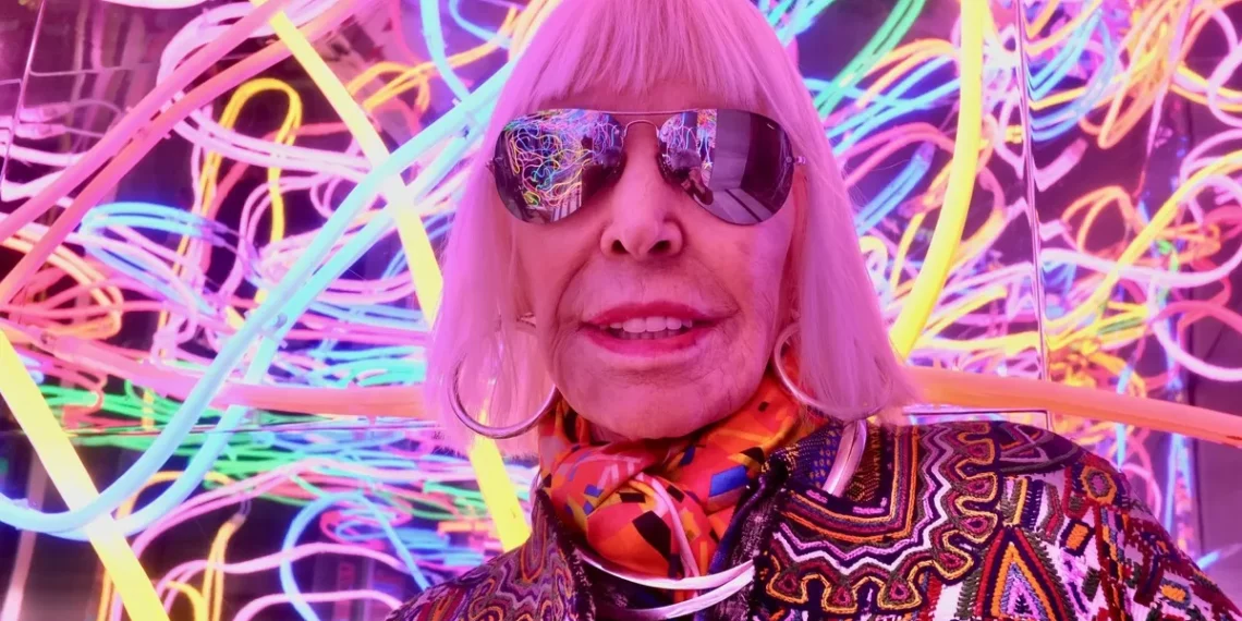 Marta Minujín ilumina Madrid con una instalación lúdica de neón en el recinto de Artes Decorativas