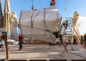 La Sagrada Família incorpora el primer brazo de la cruz