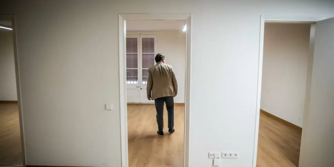 Así lavan el dinero los reyes de las pensiones clandestinas de Barcelona