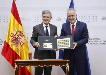 El gabinete y Correos presentan un sello dedicado a las víctimas de la dana