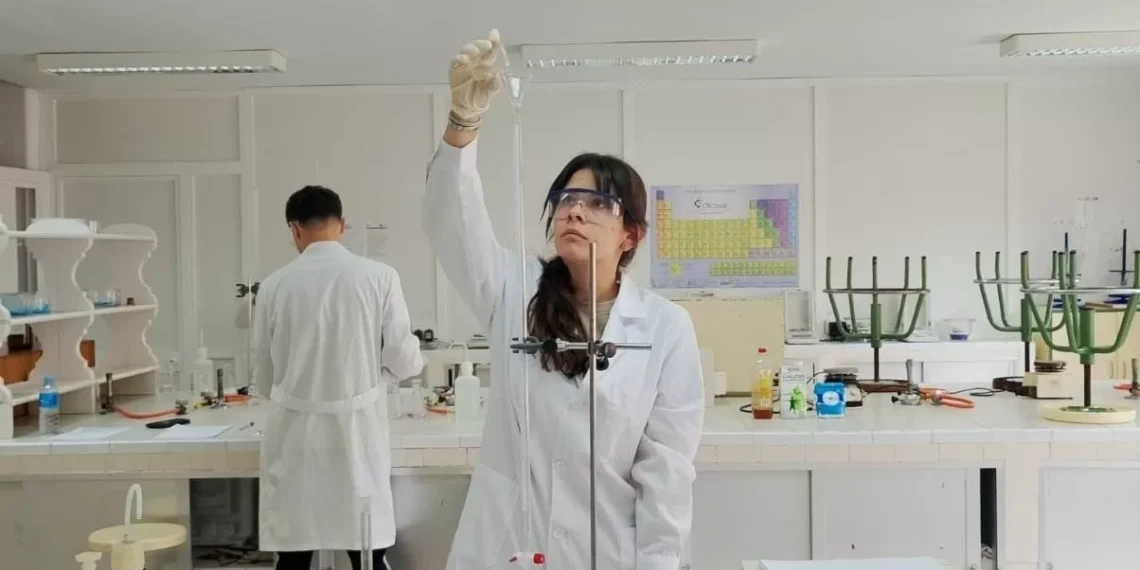 La mitad de los estudiantes de FP cura se emplea al primer año y gana 20.000 euros