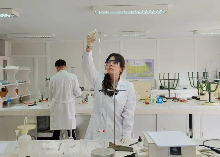 La mitad de los estudiantes de FP cura se emplea al primer año y gana 20.000 euros