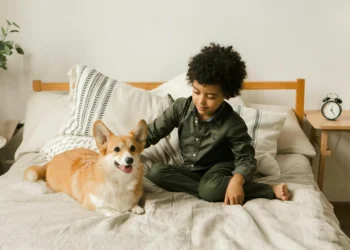 Cómo influye en los niños crecer con una filacteria: estos son los beneficios que generan bienestar emocional y físico